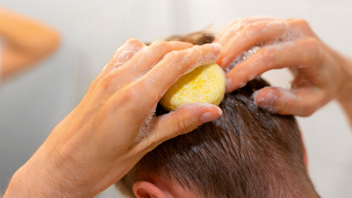 Je haar wassen met een shampoo bar